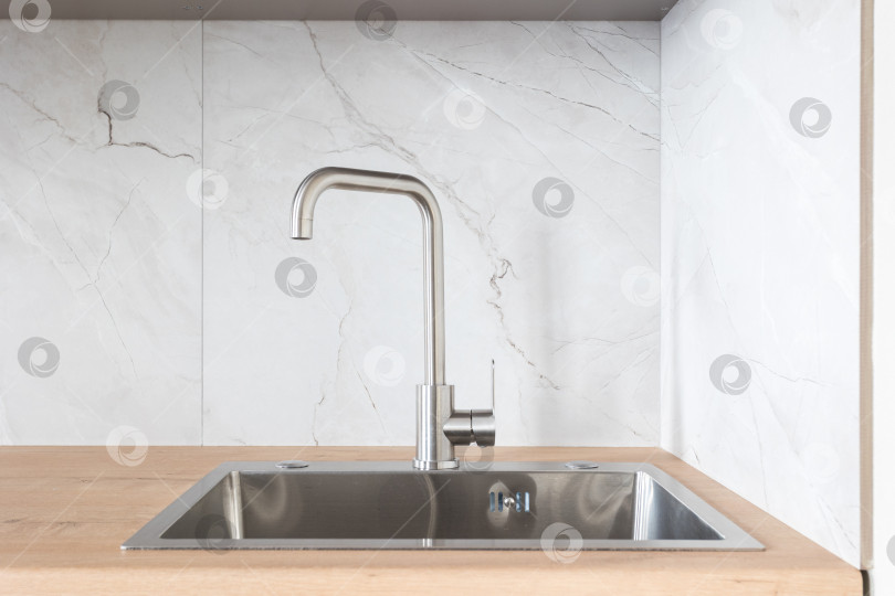 Скачать кухонный смеситель на стильной металлической раковине фотосток Ozero