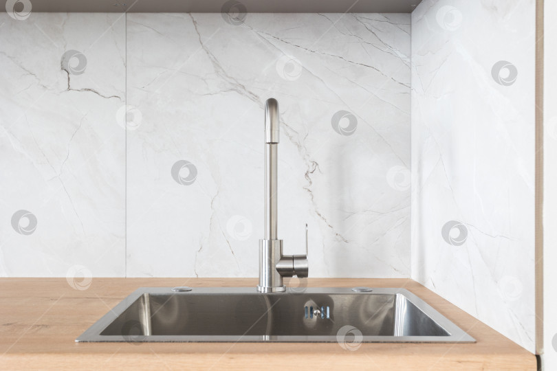 Скачать кухонный смеситель на стильной металлической раковине фотосток Ozero