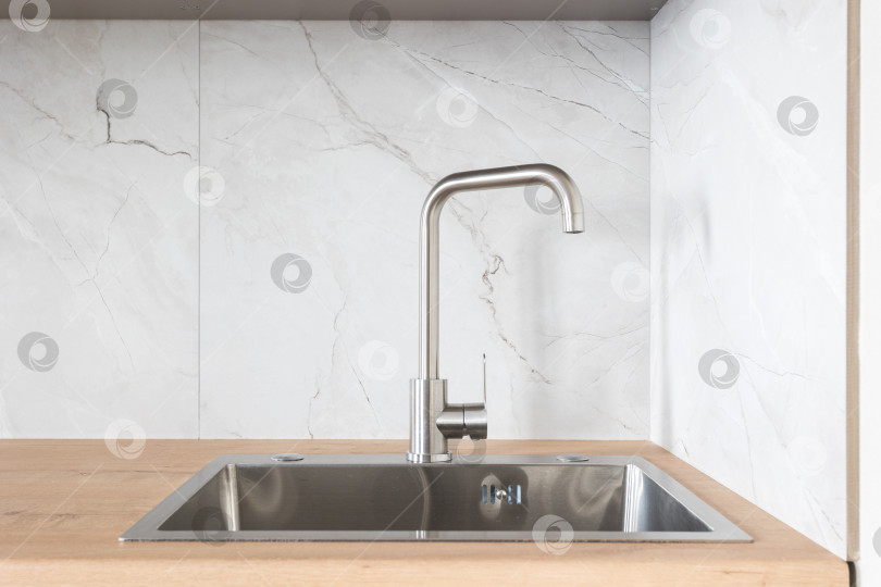 Скачать кухонный смеситель на стильной металлической раковине фотосток Ozero
