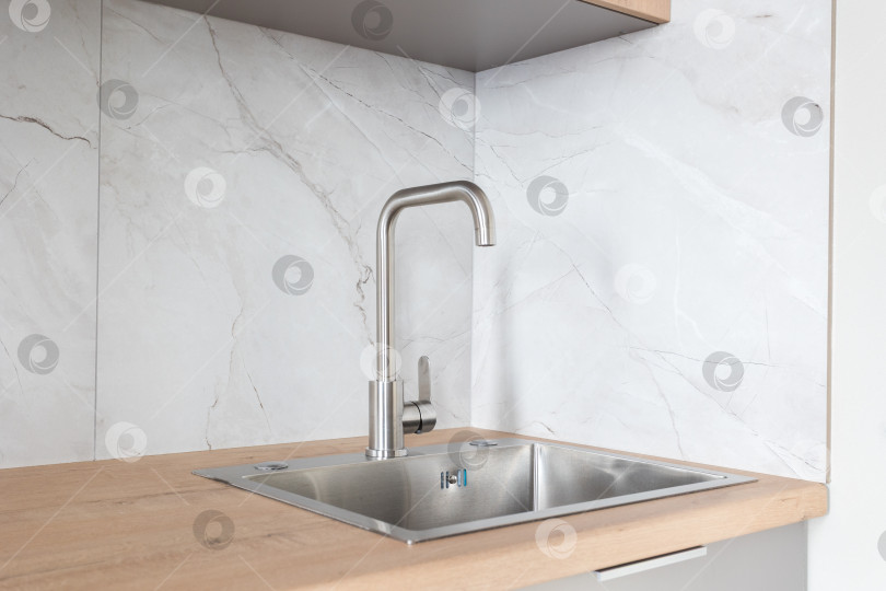 Скачать кухонный смеситель на стильной металлической раковине фотосток Ozero