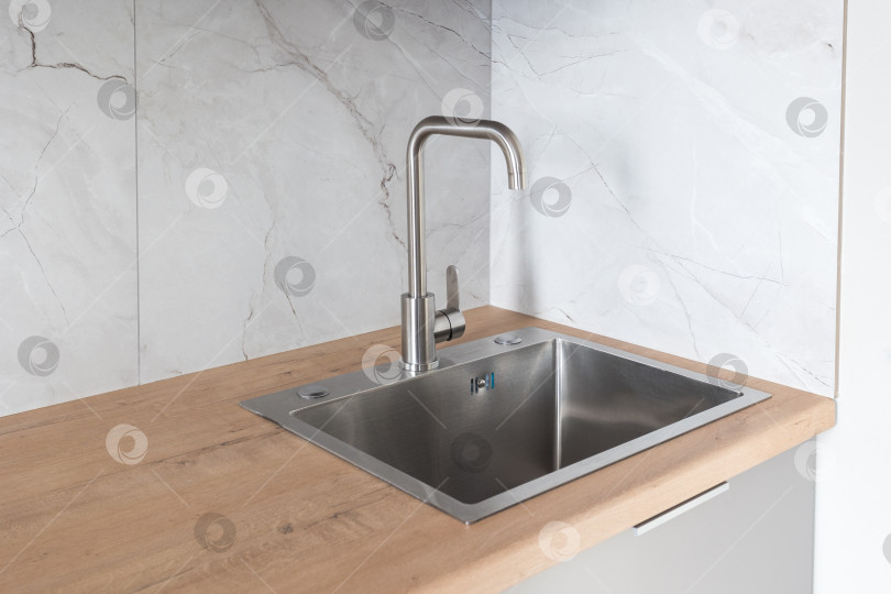 Скачать кухонный смеситель на стильной металлической раковине фотосток Ozero