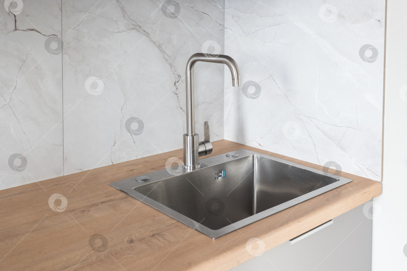 Скачать кухонный смеситель на стильной металлической раковине фотосток Ozero