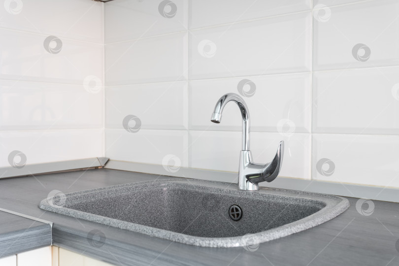 Скачать кухонный смеситель на стильной металлической раковине фотосток Ozero