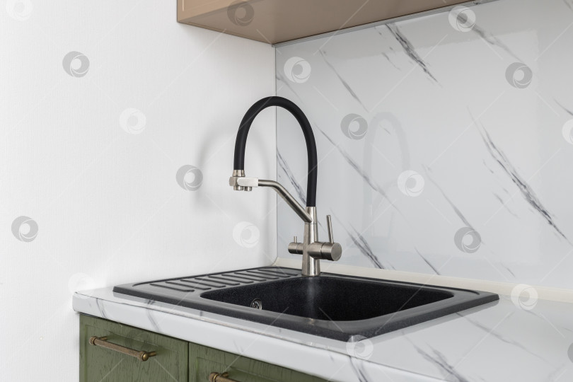 Скачать кухонный смеситель на стильной металлической раковине фотосток Ozero