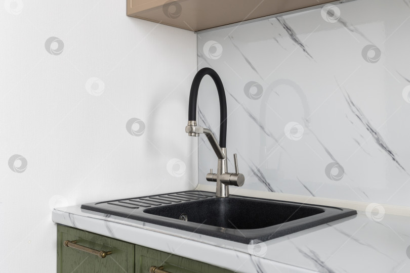 Скачать кухонный смеситель на стильной металлической раковине фотосток Ozero