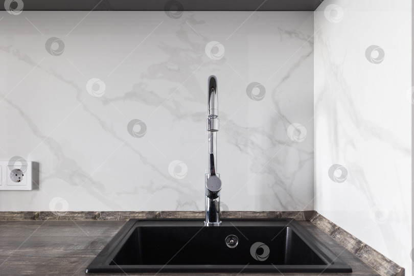 Скачать кухонный смеситель на стильной металлической раковине фотосток Ozero