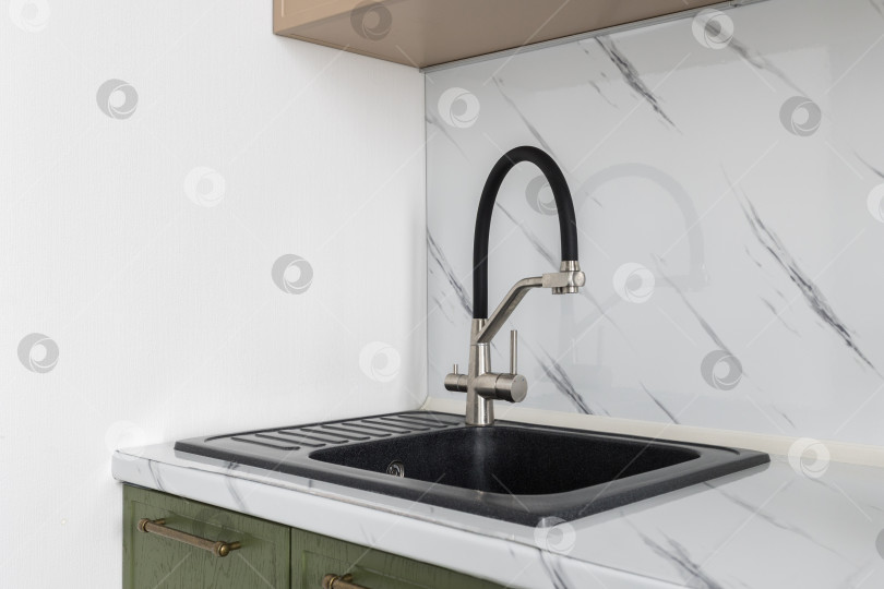 Скачать кухонный смеситель на стильной металлической раковине фотосток Ozero