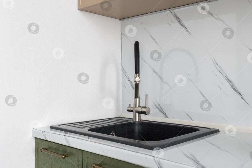 Скачать кухонный смеситель на стильной металлической раковине фотосток Ozero