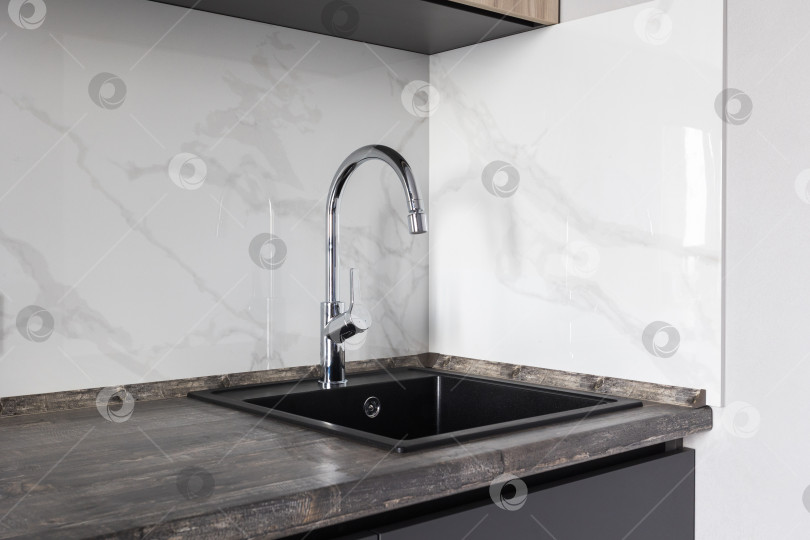 Скачать кухонный смеситель на стильной металлической раковине фотосток Ozero