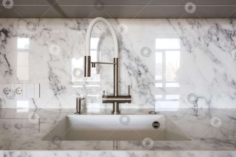 Скачать кухонный смеситель на стильной металлической раковине фотосток Ozero