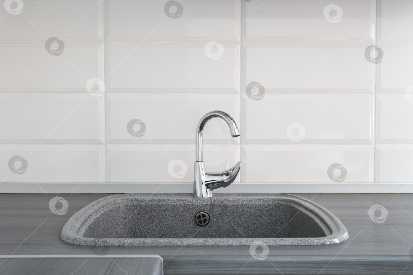 Скачать кухонный смеситель на стильной металлической раковине фотосток Ozero