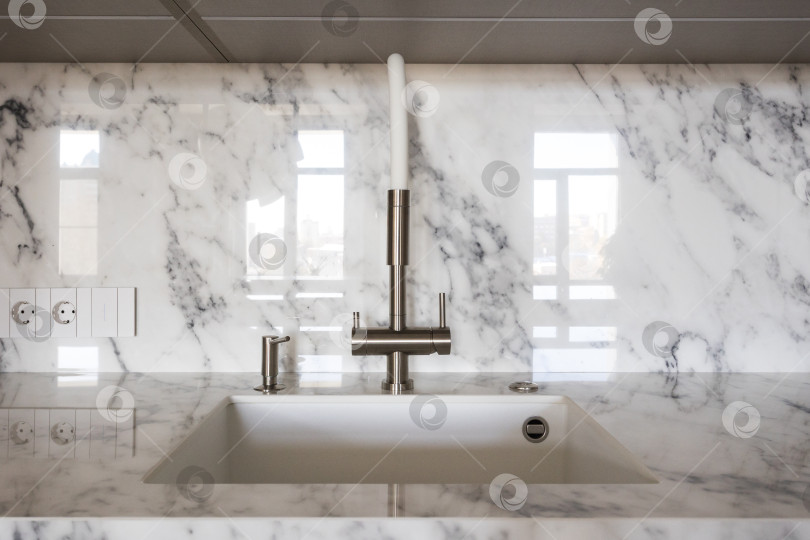 Скачать кухонный смеситель на стильной металлической раковине фотосток Ozero