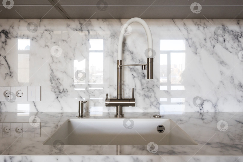 Скачать кухонный смеситель на стильной металлической раковине фотосток Ozero