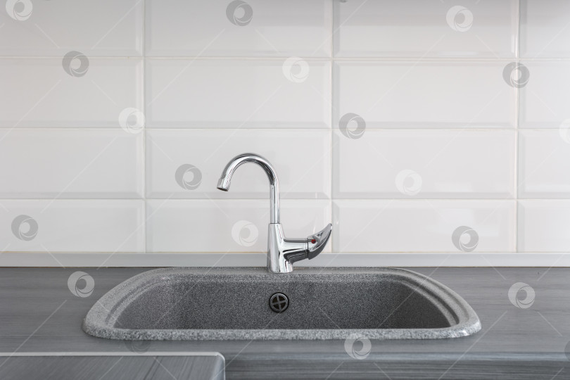 Скачать кухонный смеситель на стильной металлической раковине фотосток Ozero