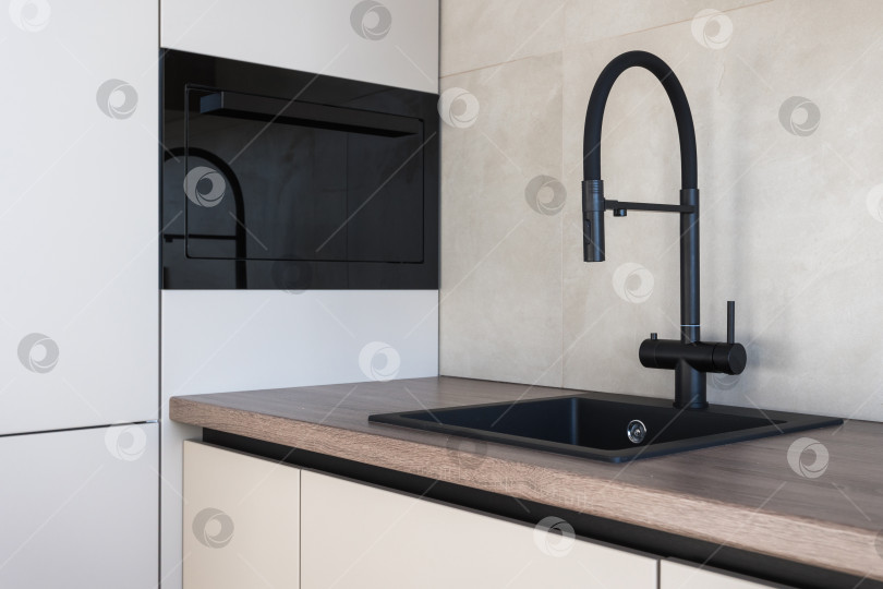 Скачать кухонный смеситель на стильной металлической раковине фотосток Ozero