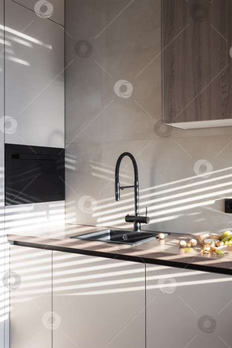 Скачать кухонный смеситель на стильной металлической раковине фотосток Ozero