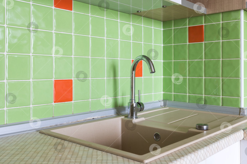 Скачать кухонный смеситель на стильной металлической раковине фотосток Ozero