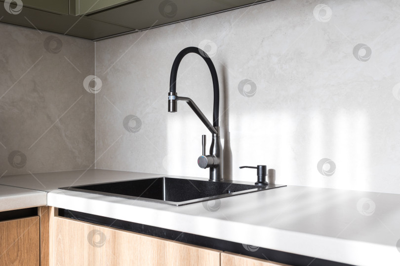 Скачать кухонный смеситель на стильной металлической раковине фотосток Ozero