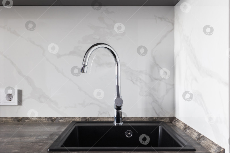 Скачать кухонный смеситель на стильной металлической раковине фотосток Ozero