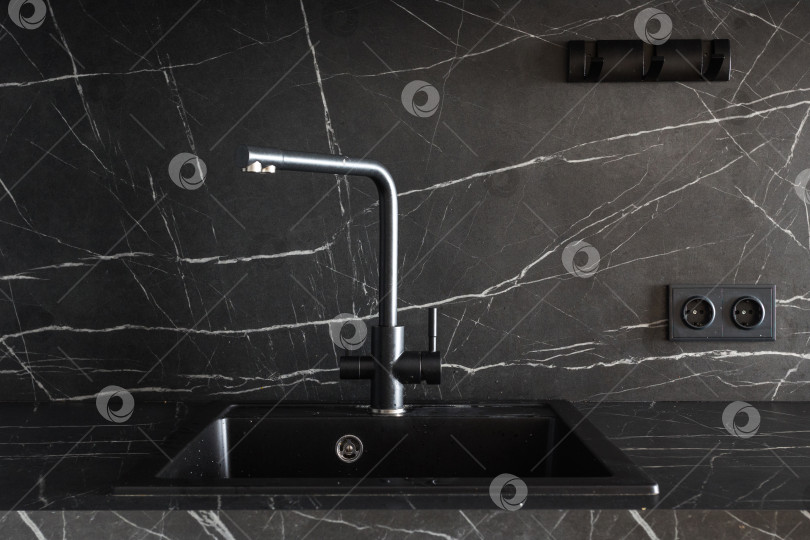 Скачать кухонный смеситель на стильной металлической раковине фотосток Ozero