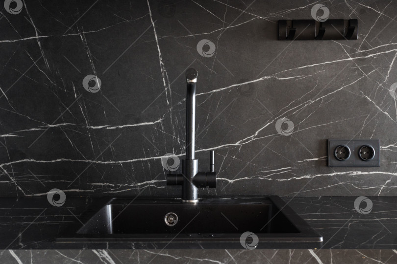 Скачать кухонный смеситель на стильной металлической раковине фотосток Ozero