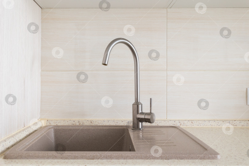 Скачать кухонный смеситель на стильной металлической раковине фотосток Ozero