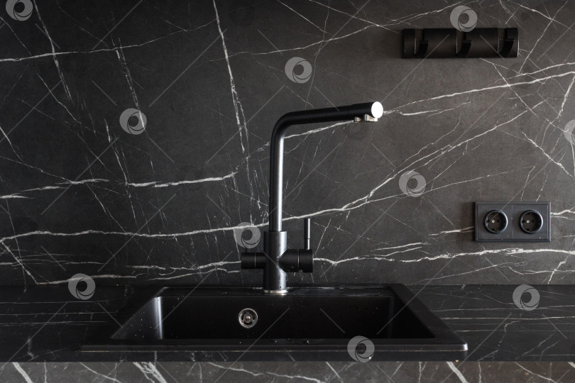 Скачать кухонный смеситель на стильной металлической раковине фотосток Ozero