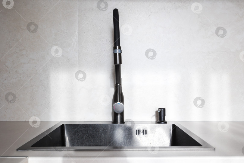Скачать кухонный смеситель на стильной металлической раковине фотосток Ozero