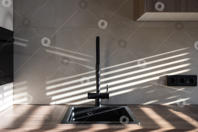 Скачать кухонный смеситель на стильной металлической раковине фотосток Ozero