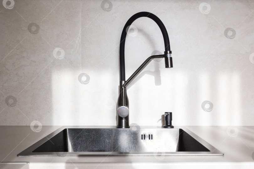 Скачать кухонный смеситель на стильной металлической раковине фотосток Ozero