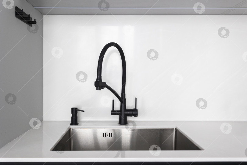 Скачать кухонный смеситель на стильной металлической раковине фотосток Ozero
