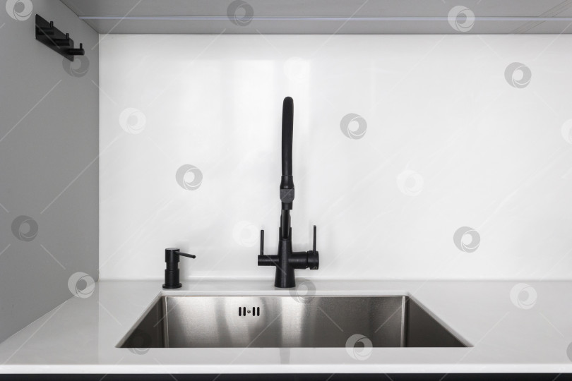 Скачать кухонный смеситель на стильной металлической раковине фотосток Ozero