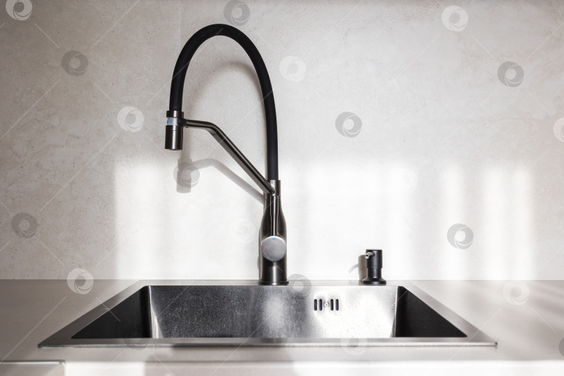 Скачать кухонный смеситель на стильной металлической раковине фотосток Ozero