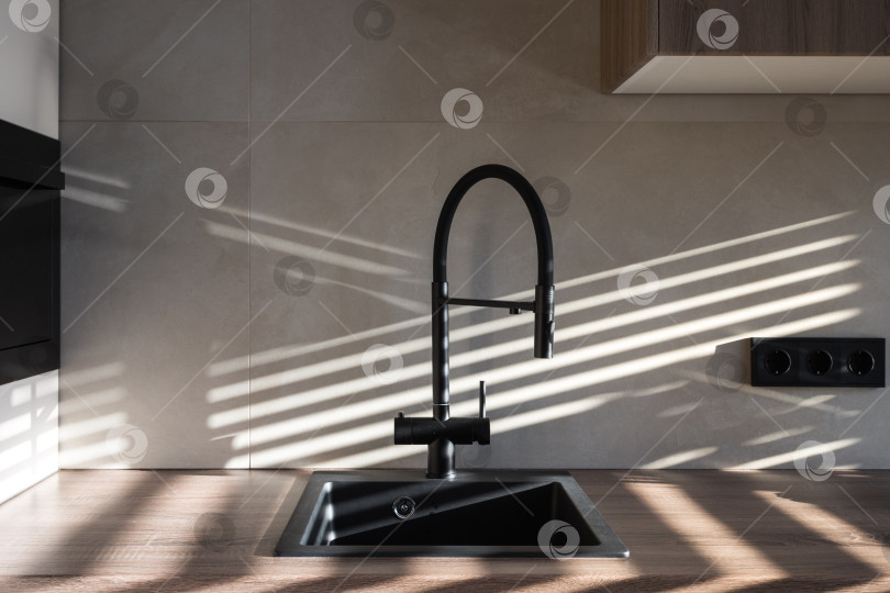 Скачать кухонный смеситель на стильной металлической раковине фотосток Ozero