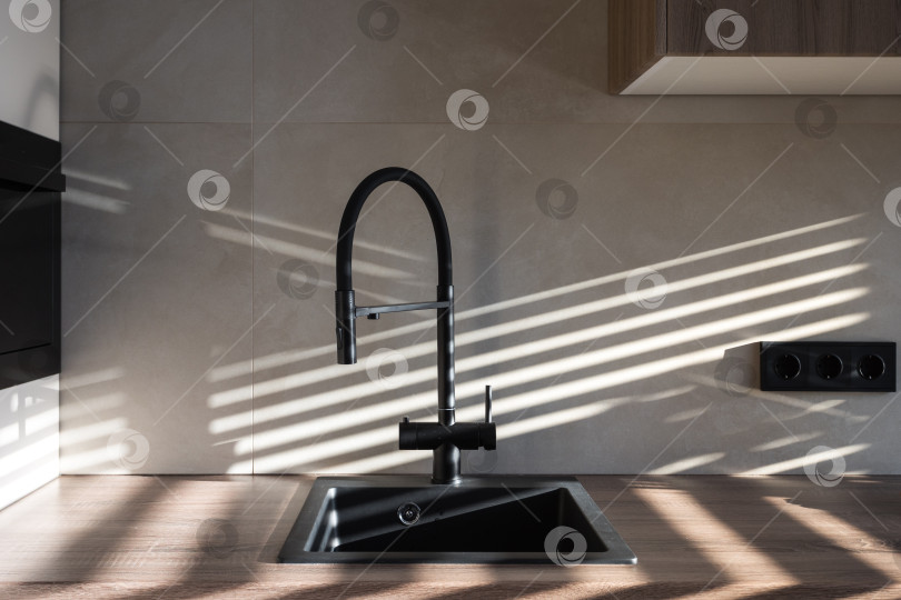 Скачать кухонный смеситель на стильной металлической раковине фотосток Ozero