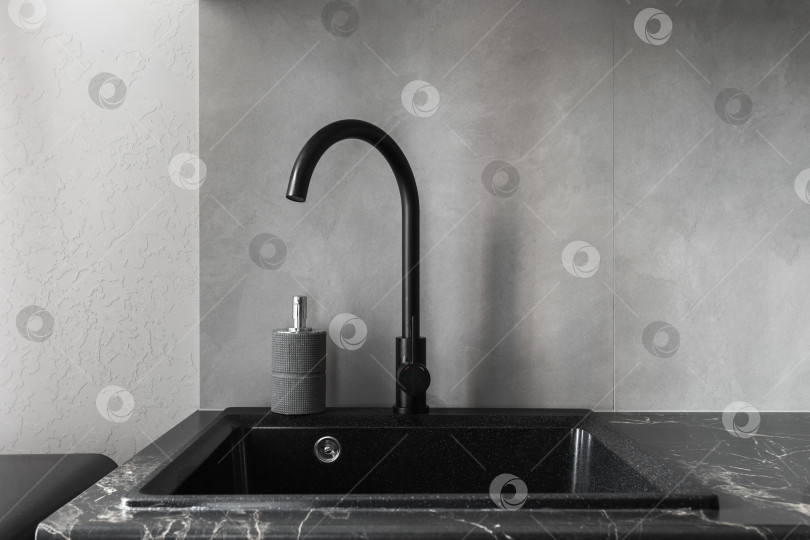 Скачать кухонный смеситель на стильной металлической раковине фотосток Ozero