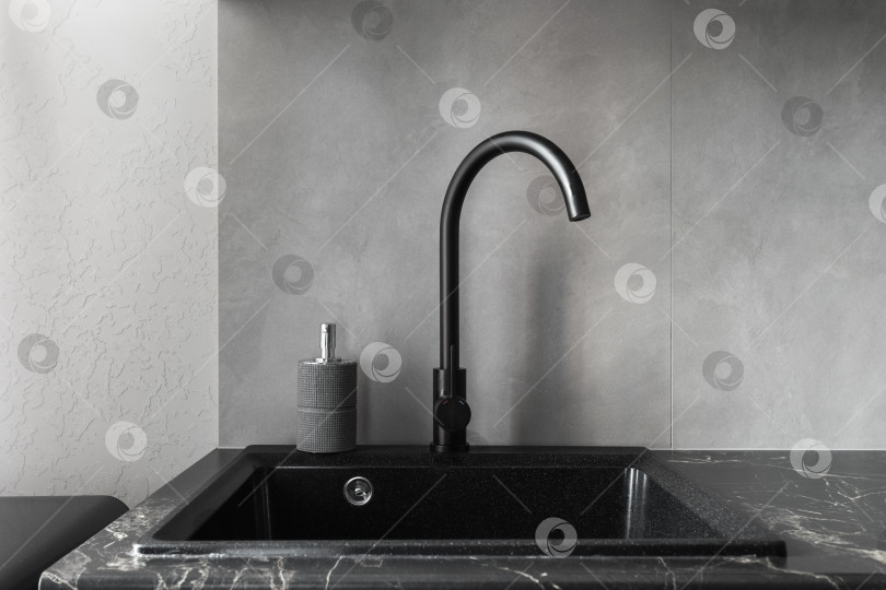 Скачать кухонный смеситель на стильной металлической раковине фотосток Ozero
