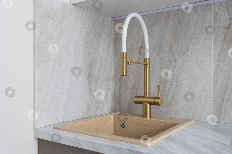 Скачать кухонный смеситель на стильной металлической раковине фотосток Ozero