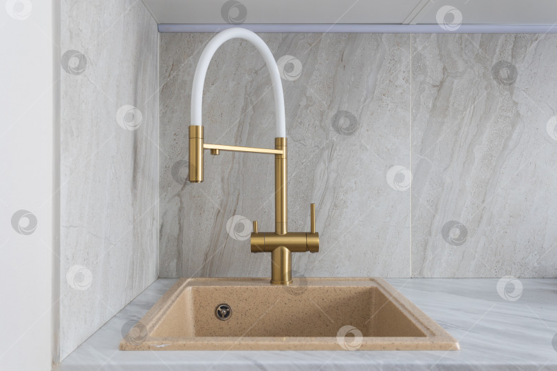 Скачать кухонный смеситель на стильной металлической раковине фотосток Ozero