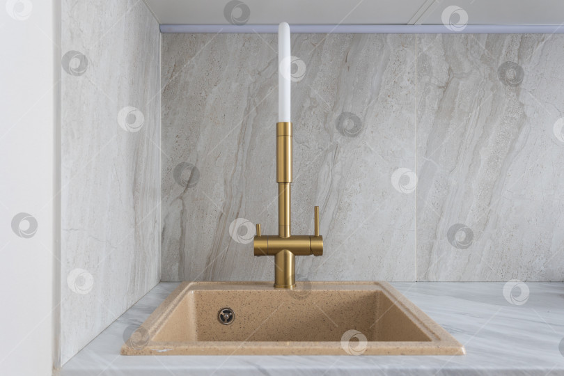 Скачать кухонный смеситель на стильной металлической раковине фотосток Ozero