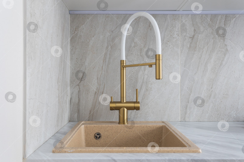 Скачать кухонный смеситель на стильной металлической раковине фотосток Ozero