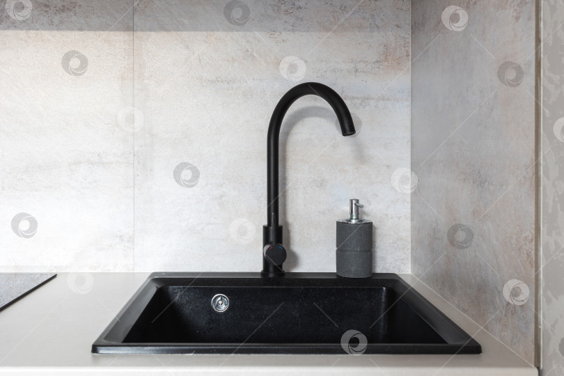 Скачать кухонный смеситель на стильной металлической раковине фотосток Ozero
