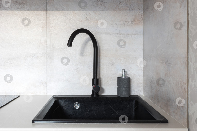 Скачать кухонный смеситель на стильной металлической раковине фотосток Ozero