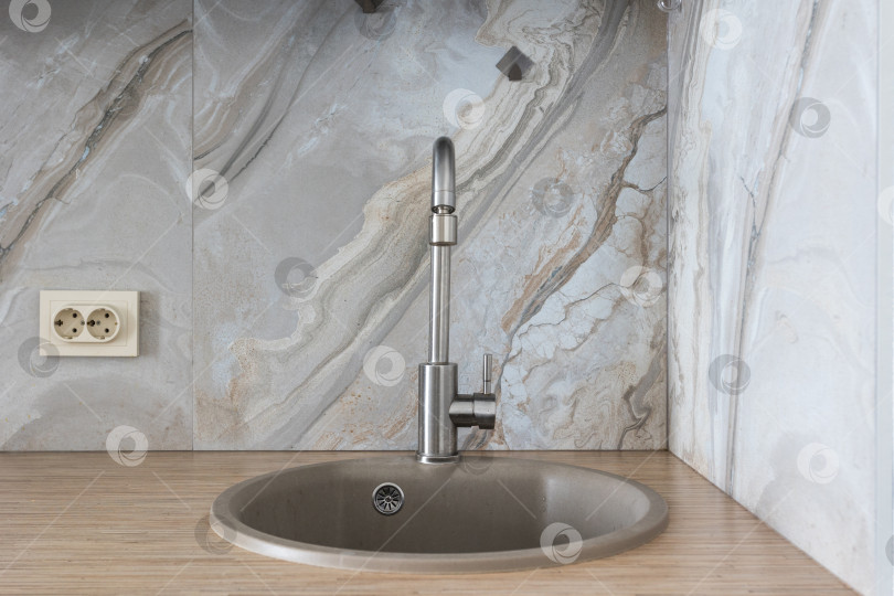 Скачать кухонный смеситель на стильной металлической раковине фотосток Ozero