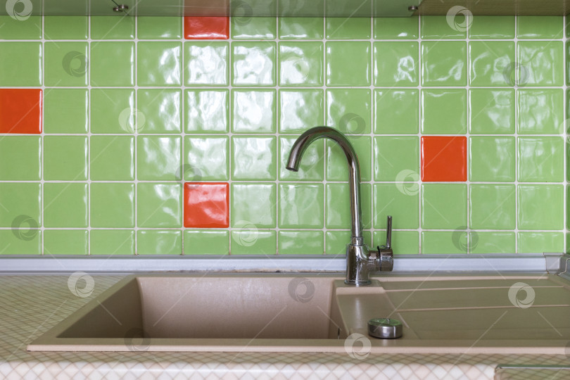 Скачать кухонный смеситель на стильной металлической раковине фотосток Ozero