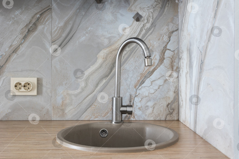 Скачать кухонный смеситель на стильной металлической раковине фотосток Ozero