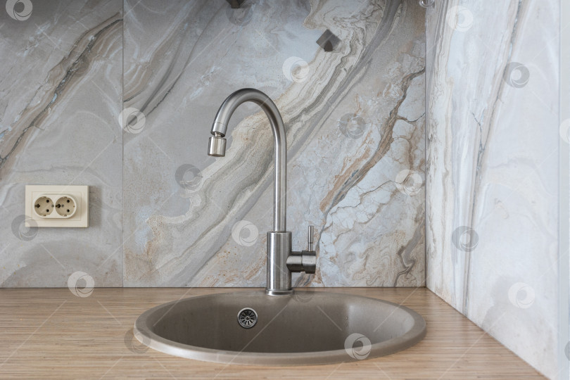 Скачать кухонный смеситель на стильной металлической раковине фотосток Ozero