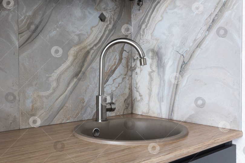 Скачать кухонный смеситель на стильной металлической раковине фотосток Ozero