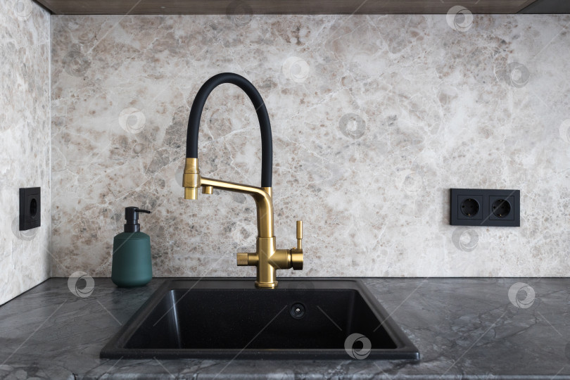 Скачать кухонный смеситель на стильной металлической раковине фотосток Ozero