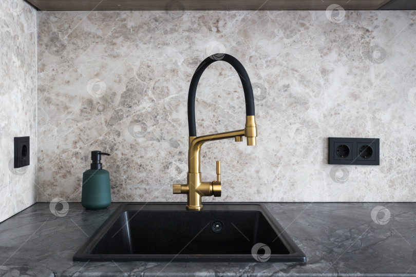 Скачать кухонный смеситель на стильной металлической раковине фотосток Ozero